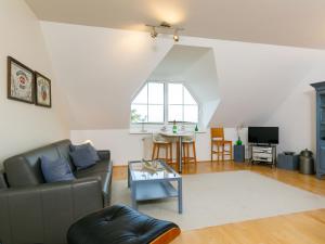 una sala de estar con un sofá y una mesa en Apartment Morgensonne by Interhome, en Zinnowitz 17 fotos más