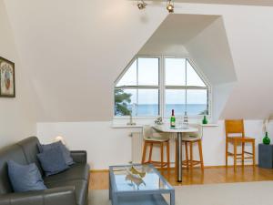 una sala de estar con un sofá y una mesa en Apartment Morgensonne by Interhome, en Zinnowitz