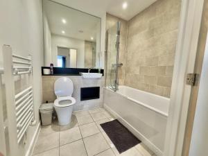 uma casa de banho com um WC, uma banheira e um lavatório. em 3Bedroom, 2Bathroom, Balcony,Luxury Flat Westfield em Londres