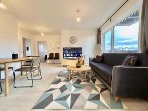 uma sala de estar com um sofá e uma mesa em 3Bedroom, 2Bathroom, Balcony,Luxury Flat Westfield em Londres