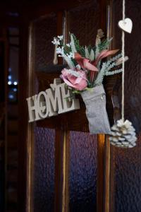 Lanišće的住宿－Stara hiža，门上挂着家庭标志和鲜花