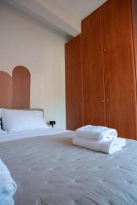 Una cama con dos toallas encima. en Anavros Rooms 6, en Volos