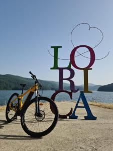 una bicicleta estacionada frente a un cartel en Perla della Sila B&B en Lorica
