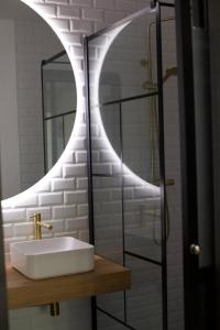 W łazience znajduje się umywalka i lustro. w obiekcie Apt 6 personnes terrasse vue parc w mieście Dunkierka