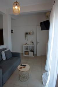 sala de estar con sofá y mesa en Anavros Rooms 6, en Volos