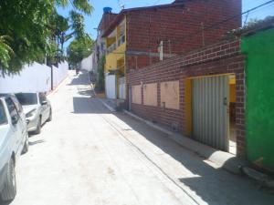 una calle con un coche aparcado en el lateral de un edificio en Lar Doce Mar, en Pipa