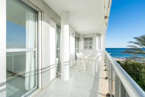 balcón con vistas al océano en Hauzify I Apartament Blue Riviera, en Miami Platja