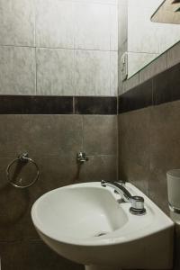 y baño con lavabo blanco y espejo. en Céntrico Departamento Tangerine San Rafael en San Rafael