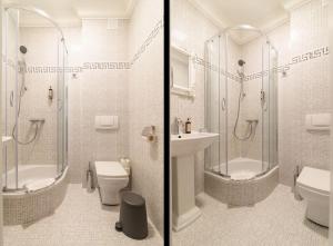 2 fotografias de uma casa de banho com um chuveiro e um WC em Rent like home - Plac Zamkowy 1/13 em Varsóvia