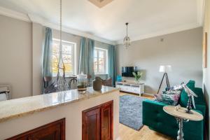 Televízia a/alebo spoločenská miestnosť v ubytovaní Plac Zamkowy - Aura Apartment by Noclegi Renters + 24 fotografií