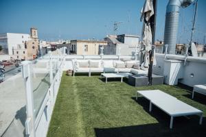 een balkon met banken en gras op een dak bij Al Pescatore - B&B in Bari