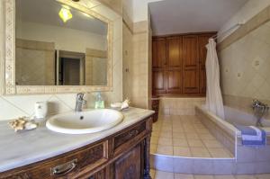 Ένα μπάνιο στο Agallis Corfu Residence 