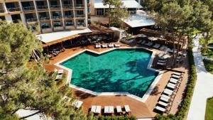 貝爾迪比的住宿－Rixos Sungate - The Land of Legends Access，享有酒店游泳池的顶部景色