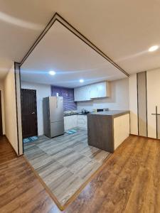 uma grande cozinha com um grande espelho num quarto em V' BROS VivaCity 3bedroom J4.3 [GOT DRYER] em Kuching