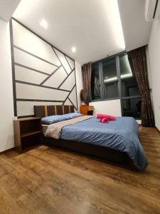 um quarto com uma cama com um edredão azul em V' BROS VivaCity 3bedroom J4.3 [GOT DRYER] em Kuching