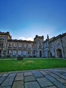 un antiguo castillo con un césped verde delante de él en Modern & Cosy apartment in the heart of the historic old town of Aberdeen, free WiFi, free parking, en Aberdeen