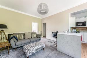 sala de estar con sofá y cocina en Pass the Keys Luxury Converted Victorian Flat in Leafy Highbury en Londres