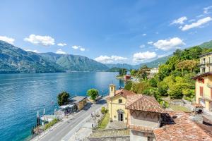 vista su una città vicino a un lago di Hotel Bazzoni a Tremezzo