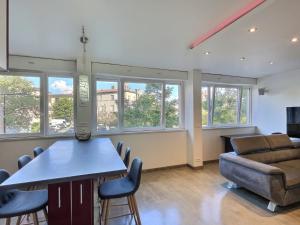 Χώρος καθιστικού στο ''Magic Red'' de Miss.K Conciergerie