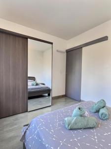 Ένα ή περισσότερα κρεβάτια σε δωμάτιο στο ''Magic Red'' de Miss.K Conciergerie