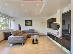 Χώρος καθιστικού στο ''Magic Red'' de Miss.K Conciergerie