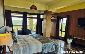 Schlafzimmer mit einem großen Bett und Aussicht in der Unterkunft Hotel Poles Apart in Shillong