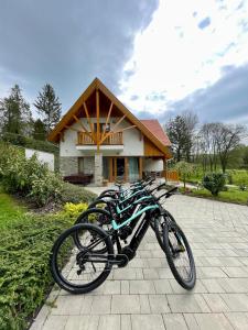 um grupo de bicicletas estacionadas em frente a um edifício em Alirét Vadászház em Ságvár