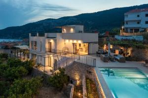 A view of the pool at Luxury Villa Envivo Komiža with heated pool and professional gym or nearby