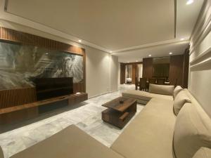 Hilbert Princesses - Brand new furnished apartments في الدار البيضاء: غرفة معيشة كبيرة مع أريكة وتلفزيون