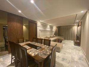 ein Wohnzimmer mit einem Tisch und einem Sofa in der Unterkunft Hilbert Princesses - Brand new furnished apartments in Casablanca