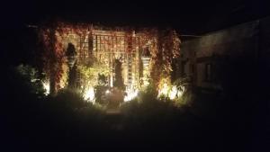 una casa con le luci sulla parte anteriore di notte di Au Duc de Sep a Sepmeries