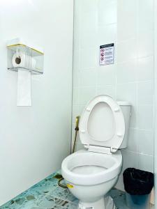 W pokoju znajduje się łazienka z białą toaletą. w obiekcie Guesthouse Station w mieście Bangkok