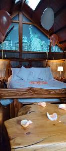a bedroom with a bed with the statue of liberty at Cabaña en La Calera con Jacuzzi in La Calera
