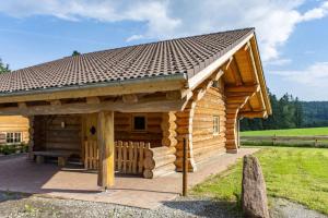 uma cabana de madeira com um telhado em Blockhaus Almhütte Hofblick em Glatten