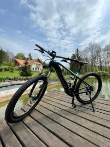 Montar en bicicleta en Alirét Vadászház o alrededores
