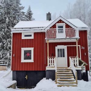 Liebevoll renoviertes Ferienhaus im schwedischen Lappland през зимата