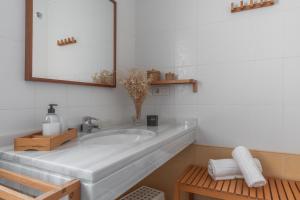 bagno con lavandino e specchio di tuGuest Armilla House ad Armilla