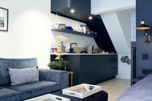 a living room with a couch and a kitchen at Captains Boathouse Studio in Harderwijk