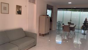 salon z kanapą i stołem w obiekcie Casa na Praia de Ponta Negra w mieście Natal