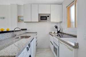 Kuchyňa alebo kuchynka v ubytovaní Erisa 59 By IVI Real Estate