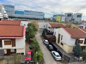 una vista aérea de una ciudad con edificios y coches en Casa Vox Torontalului, en Timisoara