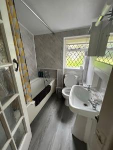 een kleine badkamer met een toilet en een wastafel bij Cosy Countryside Cottage - Hot Tub & Dog friendly in Castle Rising