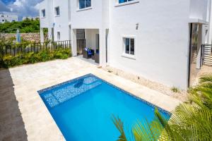 Výhled na bazén z ubytování Brand New 3-BR Pool Villa in Tranquil Punta Cana Area nebo okolí