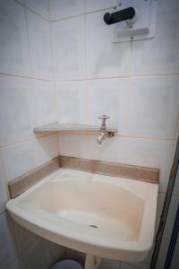 uma casa de banho com lavatório e torneira em Apto com WiFi no centro de Aguas De Lindoia SP em Águas de Lindoia