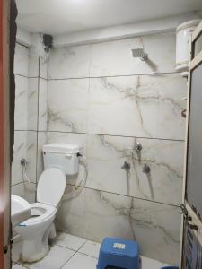 ウッジャインにあるhotel star villa residensyのトイレと洗面台のあるバスルーム