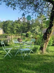 a picnic table and two chairs in a yard at Le Wayai in Sart-lez-Spa