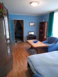 een woonkamer met een tafel en een bank bij Fewo Wellnesspalast in Bad Nauheim