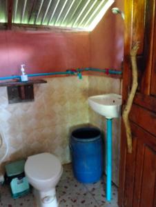 ein Bad mit einem WC und einem Waschbecken in der Unterkunft Fat Rabbit Beach Resort in Kep