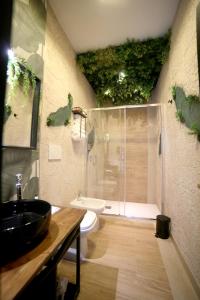 uma casa de banho com um chuveiro, um WC e um lavatório. em Roma Imperial Suites em Roma