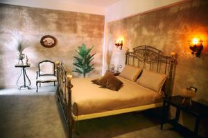 Roma Imperial Suites tesisinde bir odada yatak veya yataklar